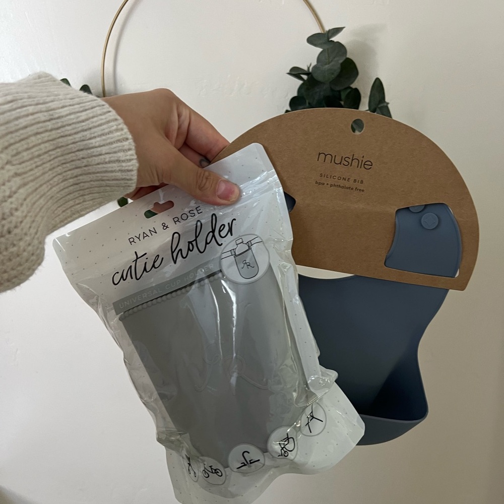 Mushie Silicone Bib in Gray